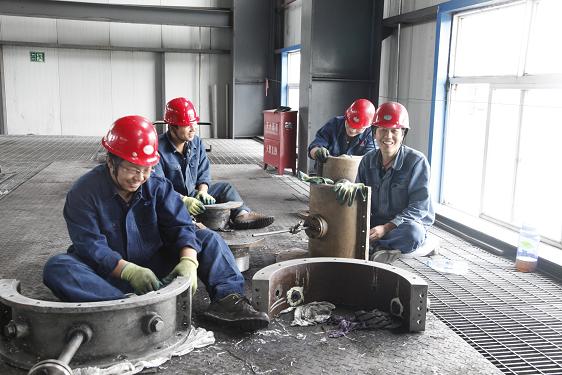 离心压缩机的磨练是一项细腻而又繁重的事情。。。磨练车间事情职员和制氢车间姬智裕等正在整理装备零件。。。