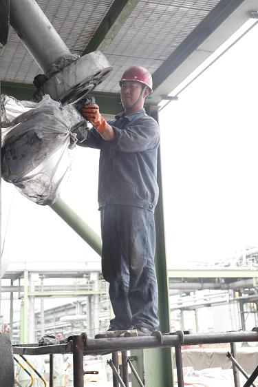 磨练车间李冰在整理装备人孔